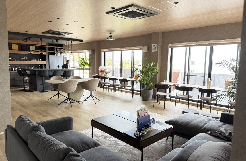 ソファ側から見た2階Bar、共有スペース